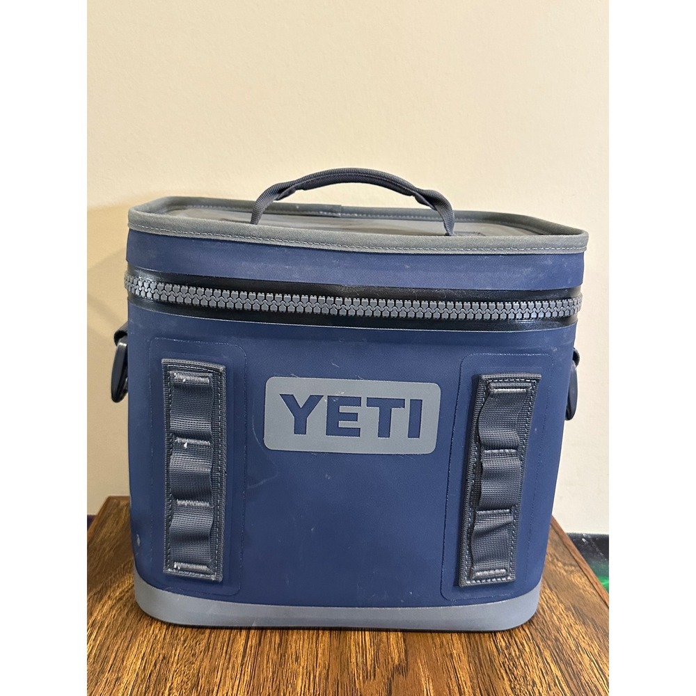 YETI Soft 8 Cooler Navy Blue Leakproof Portable Lunch Box missing strap